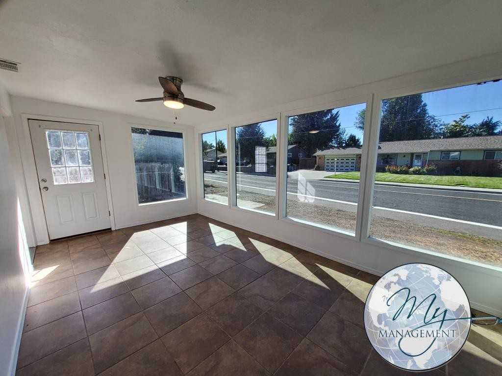 884 Sparks St N - Photo 5 of 35