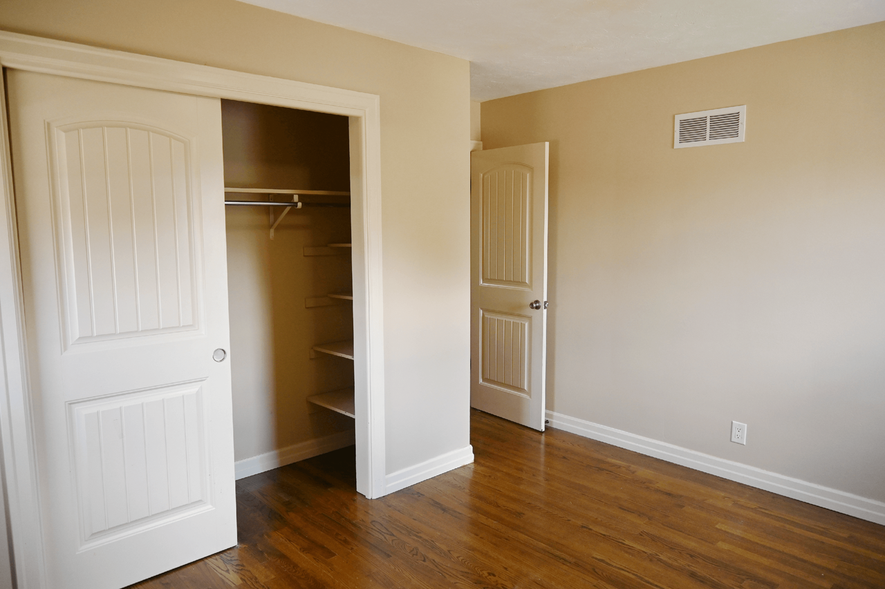 Square 131 - 4860 - 5 Plex - Photo 2 of 10