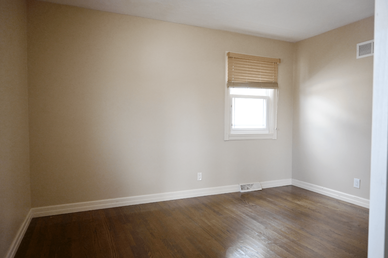 Square 131 - 4860 - 5 Plex - Photo 6 of 10