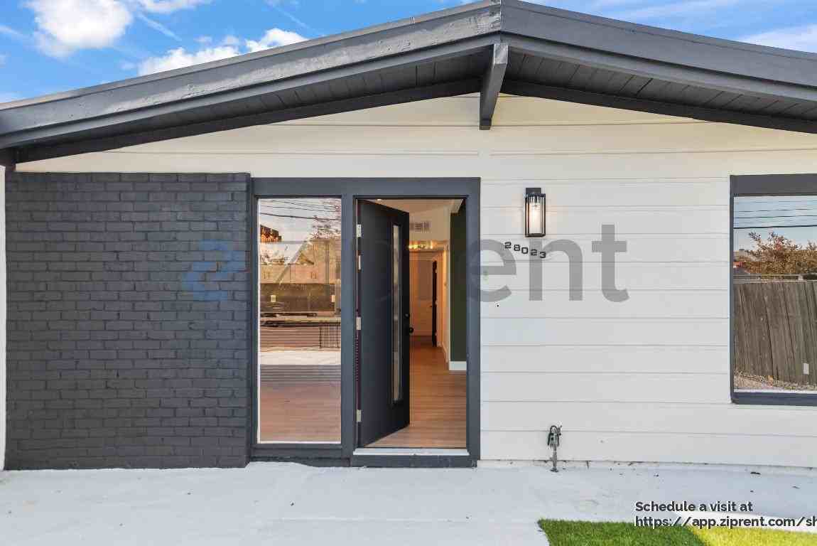 28023 Tampa Ave - Photo 5 of 32