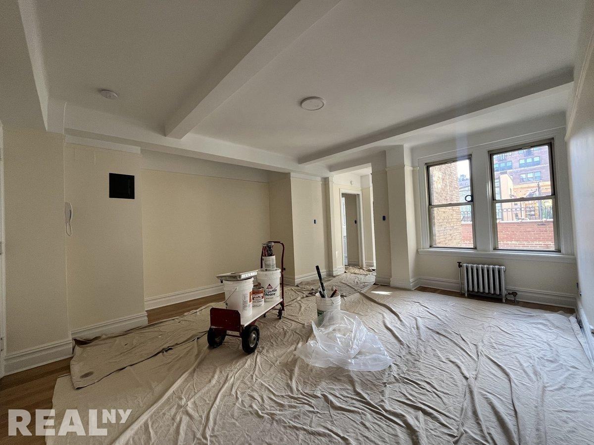 W 55th St #9B - Photo 3 of 5