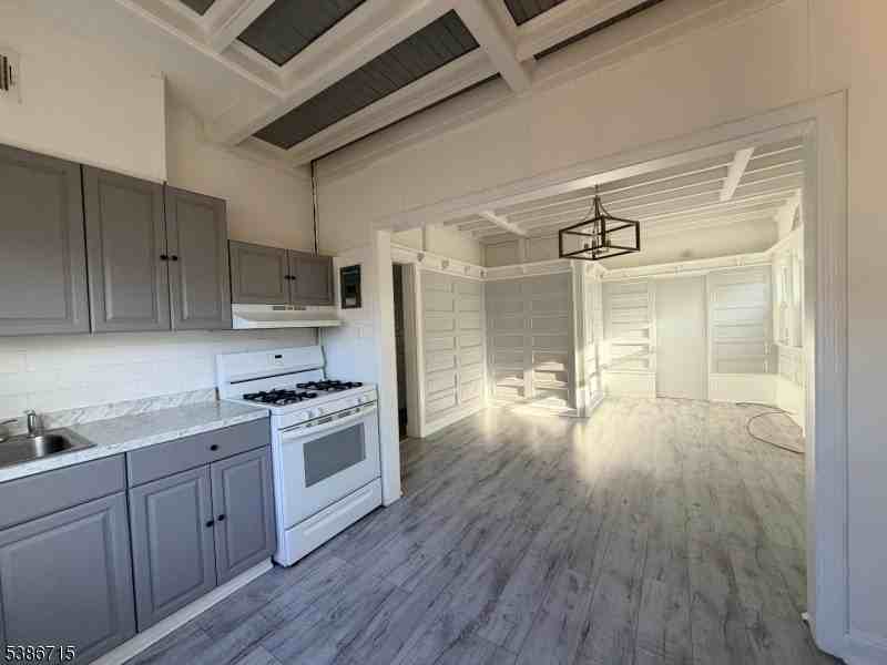 324-326 Summer Ave #3 - Photo 4 of 12