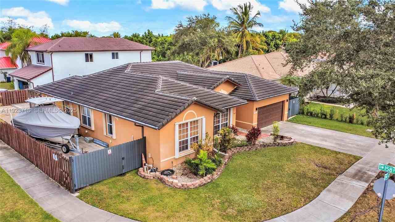 15875 Sw 149th Ln - Photo 2 of 32