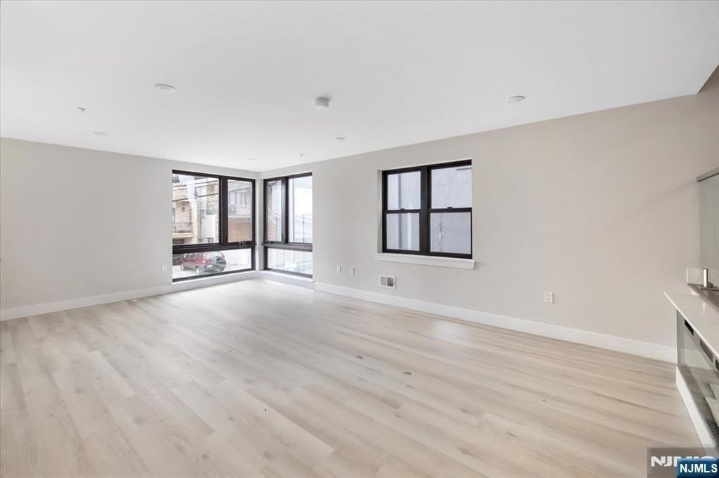 526 64th St - Photo 3 of 19