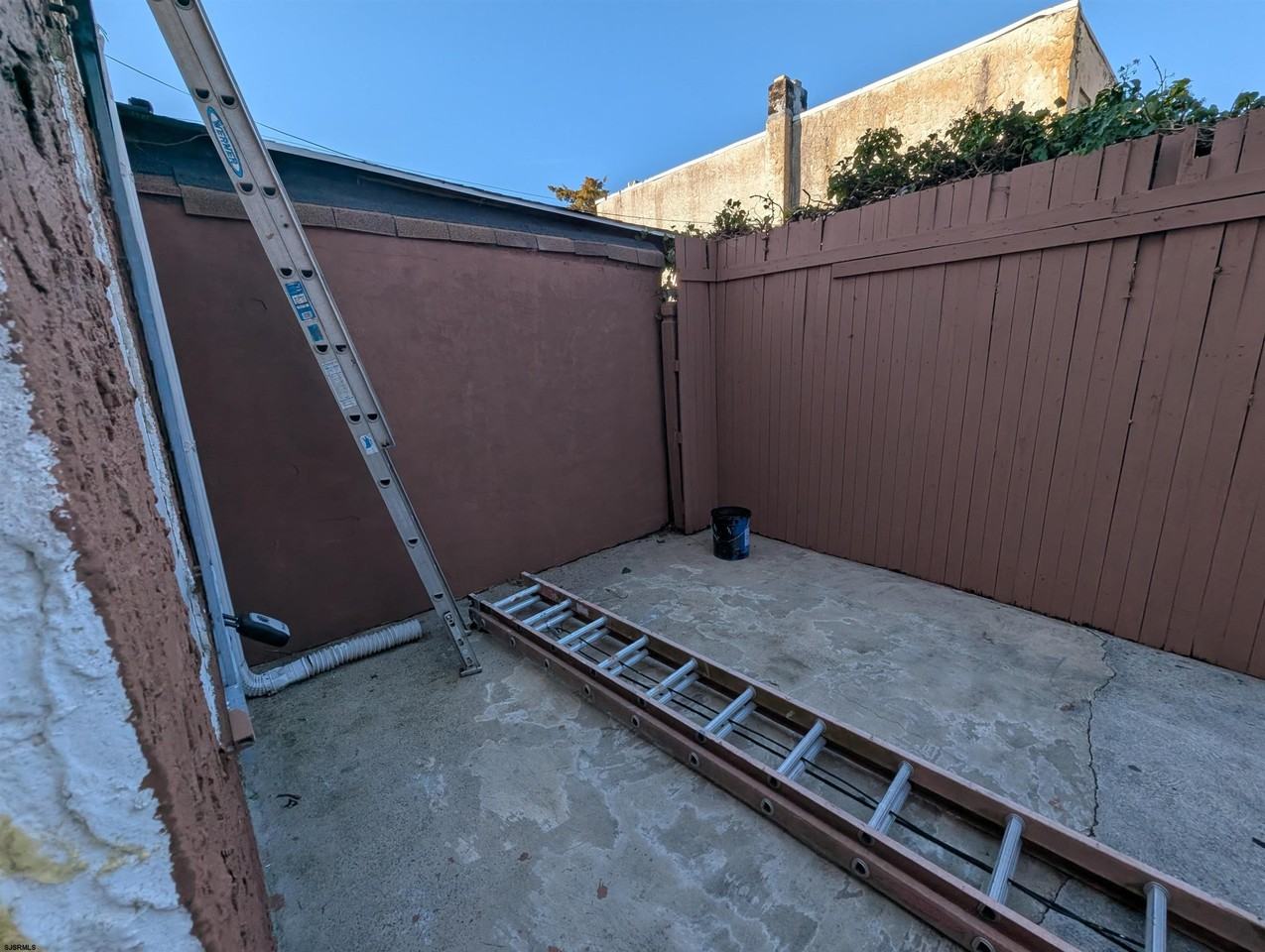 1441 Caspian Ave - Photo 4 of 13