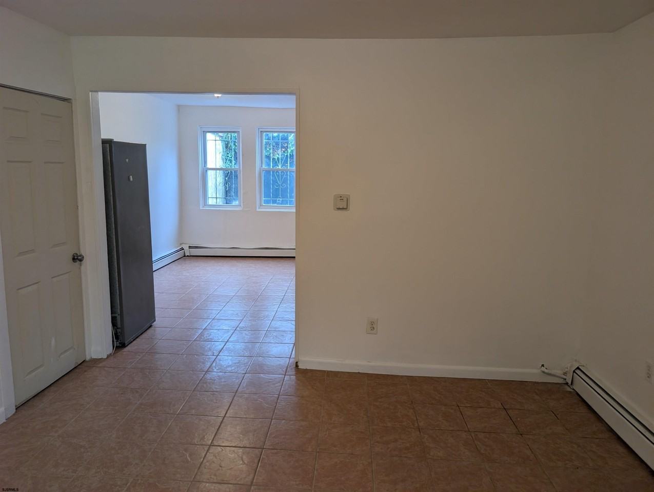 1441 Caspian Ave - Photo 5 of 13