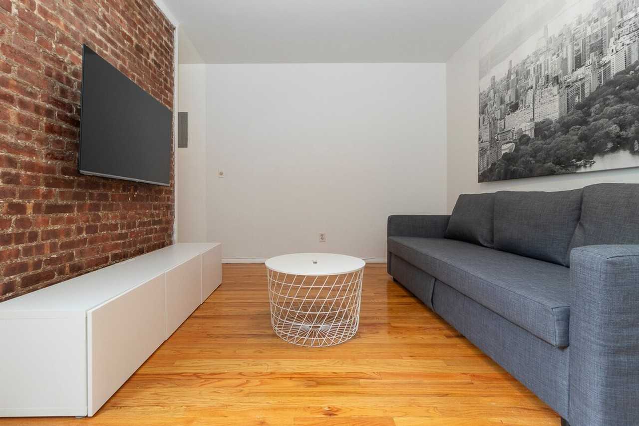 130 E 95th St #1058689P - Photo 4 of 31