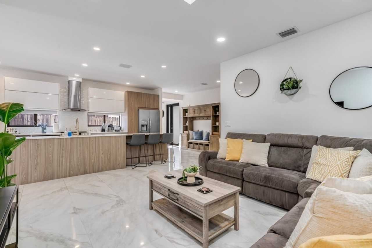 828 Sw 14th Ct #1287062P - Photo 2 of 48