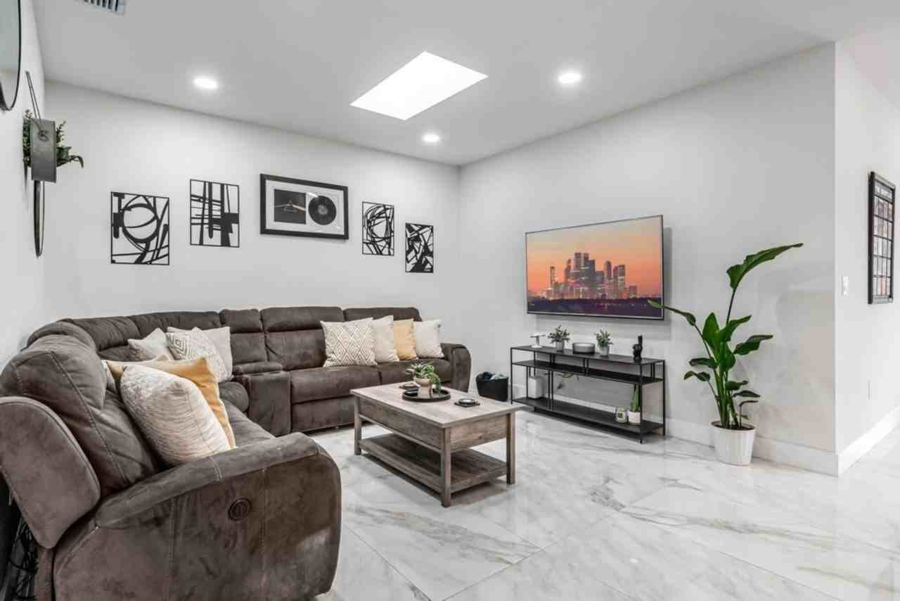 828 Sw 14th Ct #1287062P - Photo 3 of 48