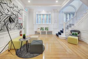 featured image of 1290 Avenue des Pins Ouest