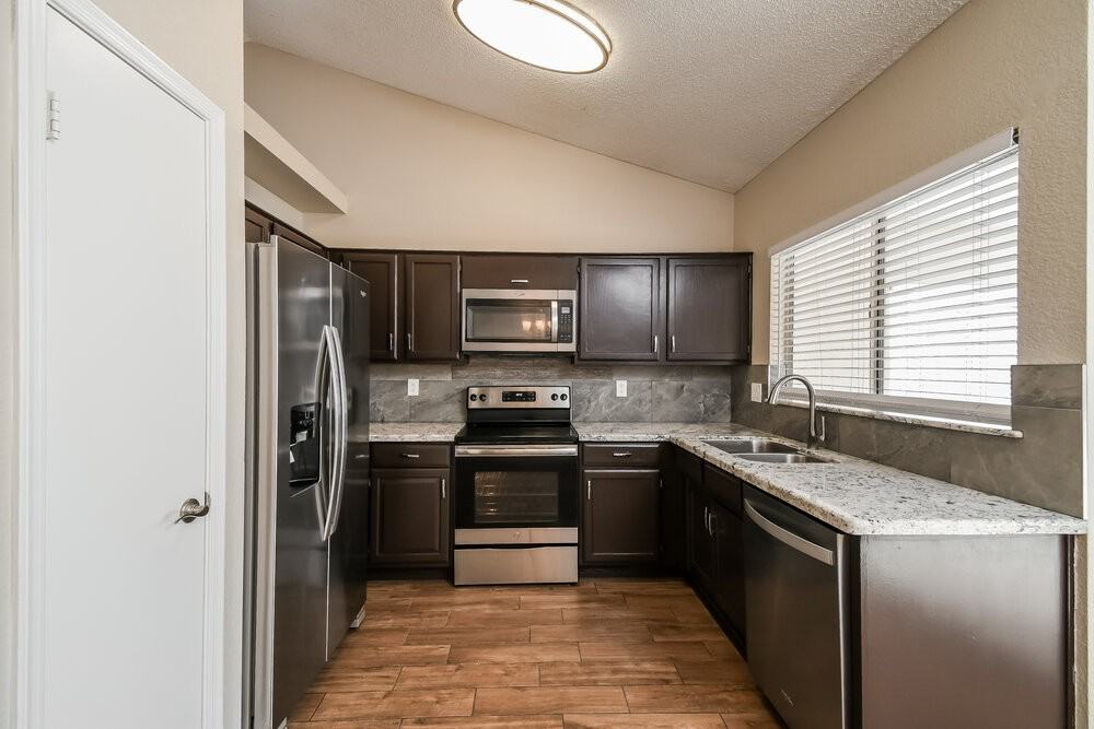 3869 W Elgin St - Photo 6 of 17