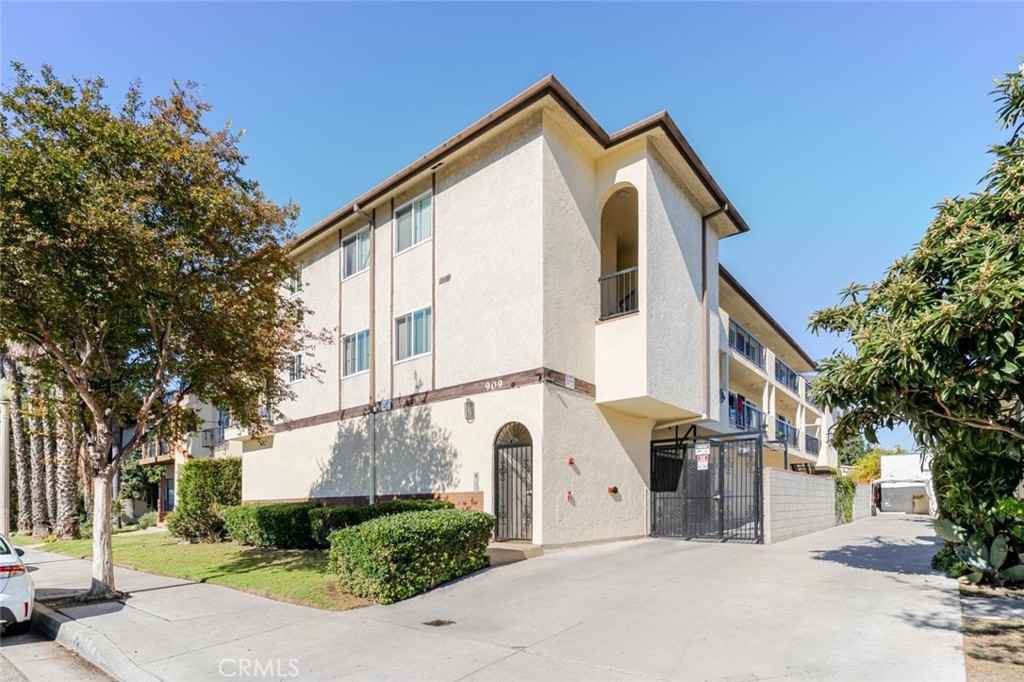 909 E Chevy Chase Dr #909-9 - Photo 3 of 26