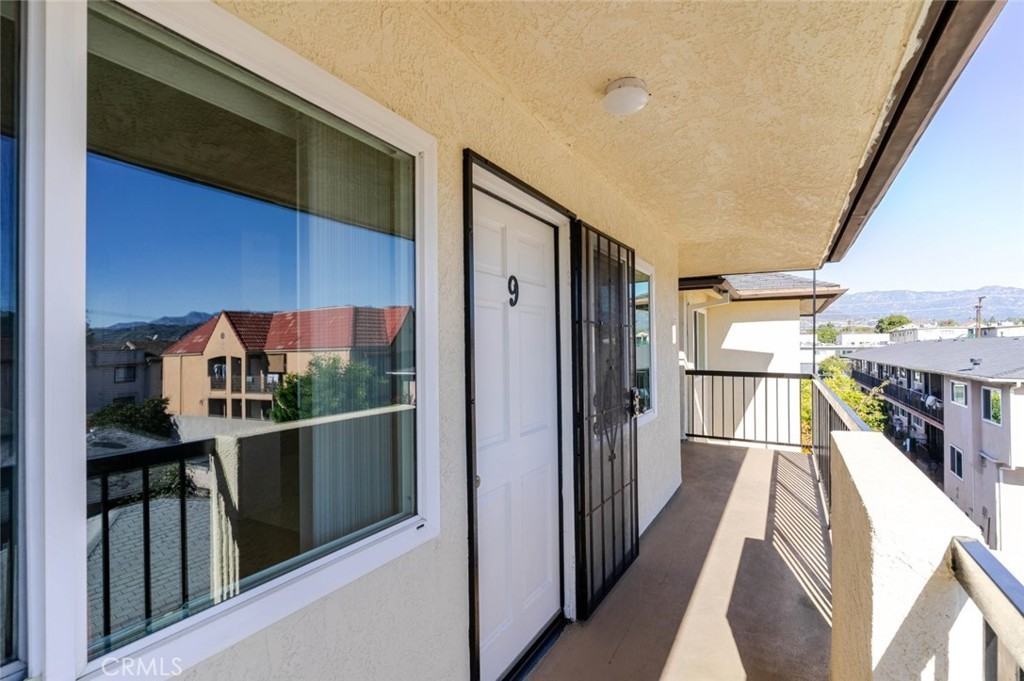 909 E Chevy Chase Dr #909-9 - Photo 4 of 26