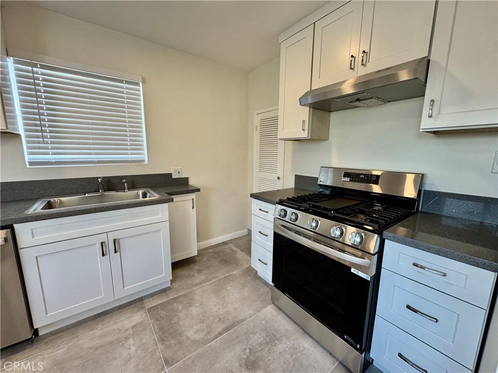 821 Avenue A #821B - Photo 2 of 17