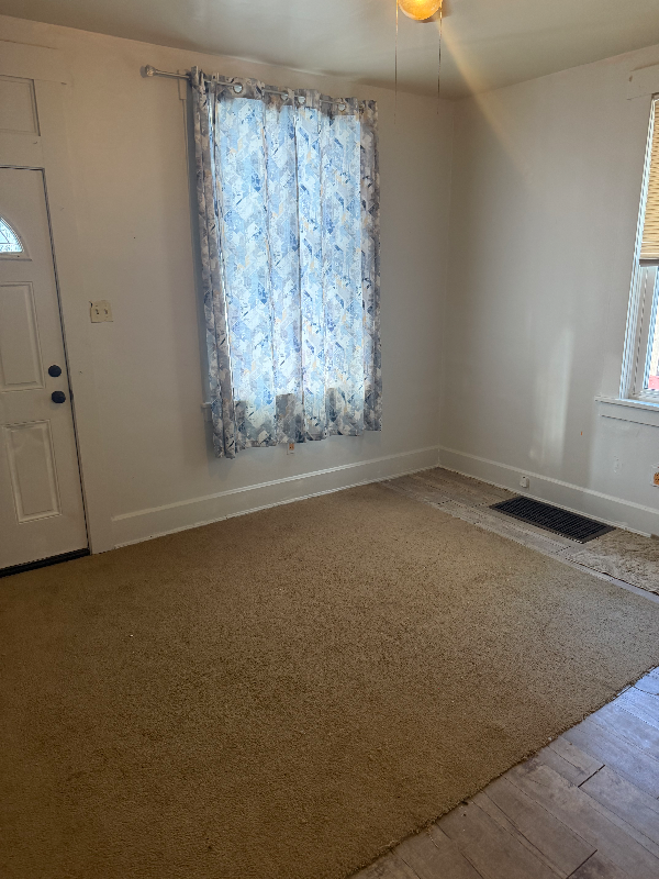 292 Glenn St - Photo 2 of 6