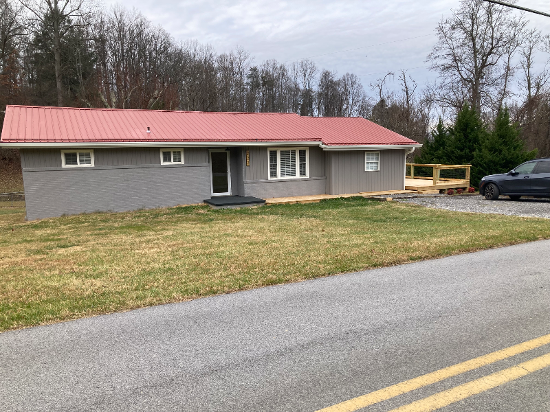 222 Bank Dr - Photo 2 of 20