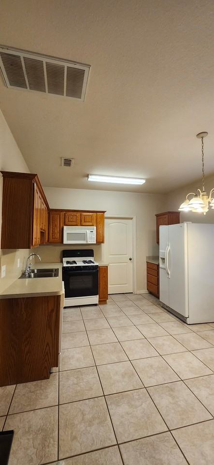 211 N Prairie St #NA - Photo 4 of 9