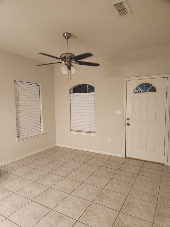 211 N Prairie St #NA - Photo 7 of 9