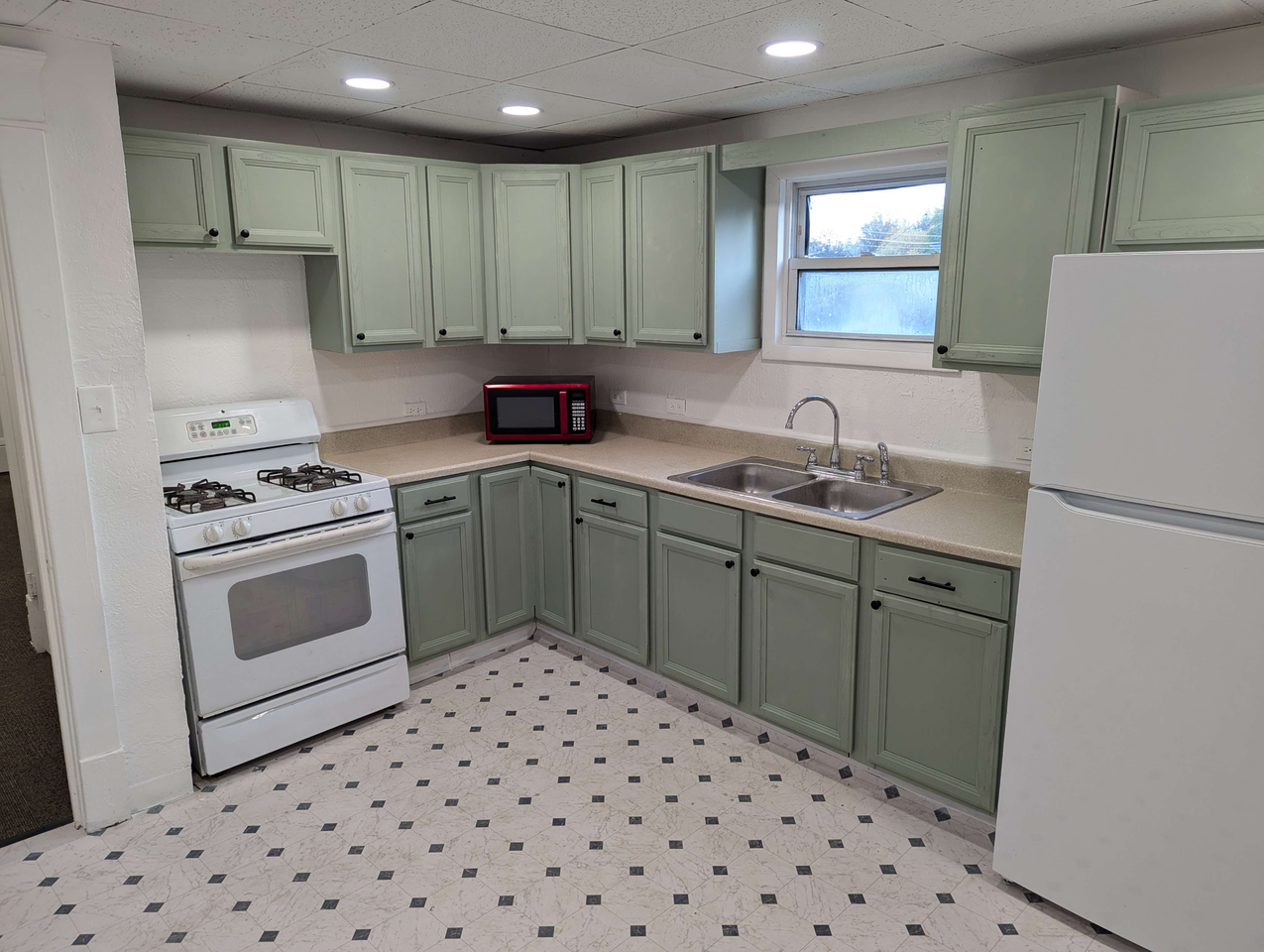 1323 Oak St - Photo 3 of 7