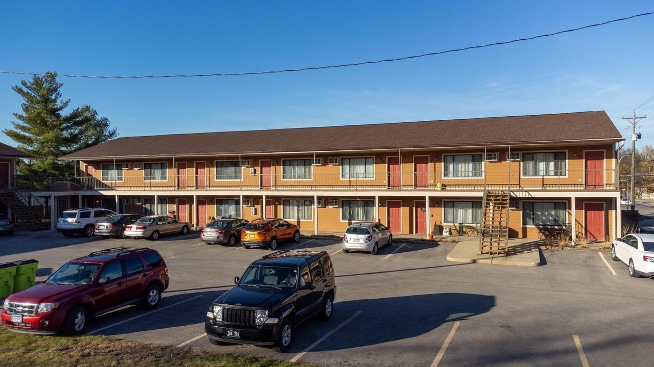 221 19th Ave Sw #5 - Photo 2 of 13