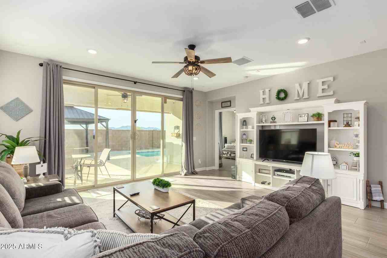 332 South 202nd Lane - Photo 4 of 41