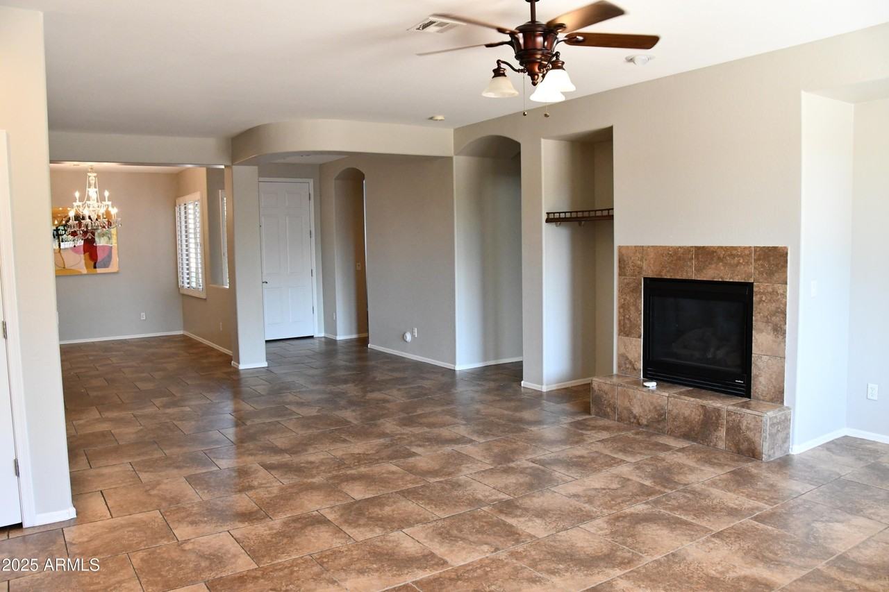 2219 West Spur Drive - Photo 2 of 18