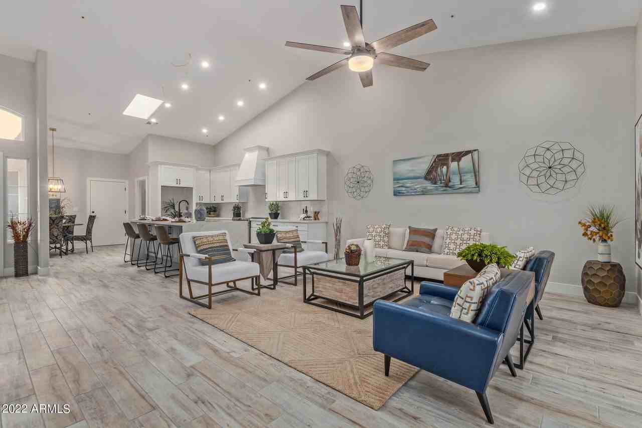 8941 E Maple Dr - Photo 7 of 50