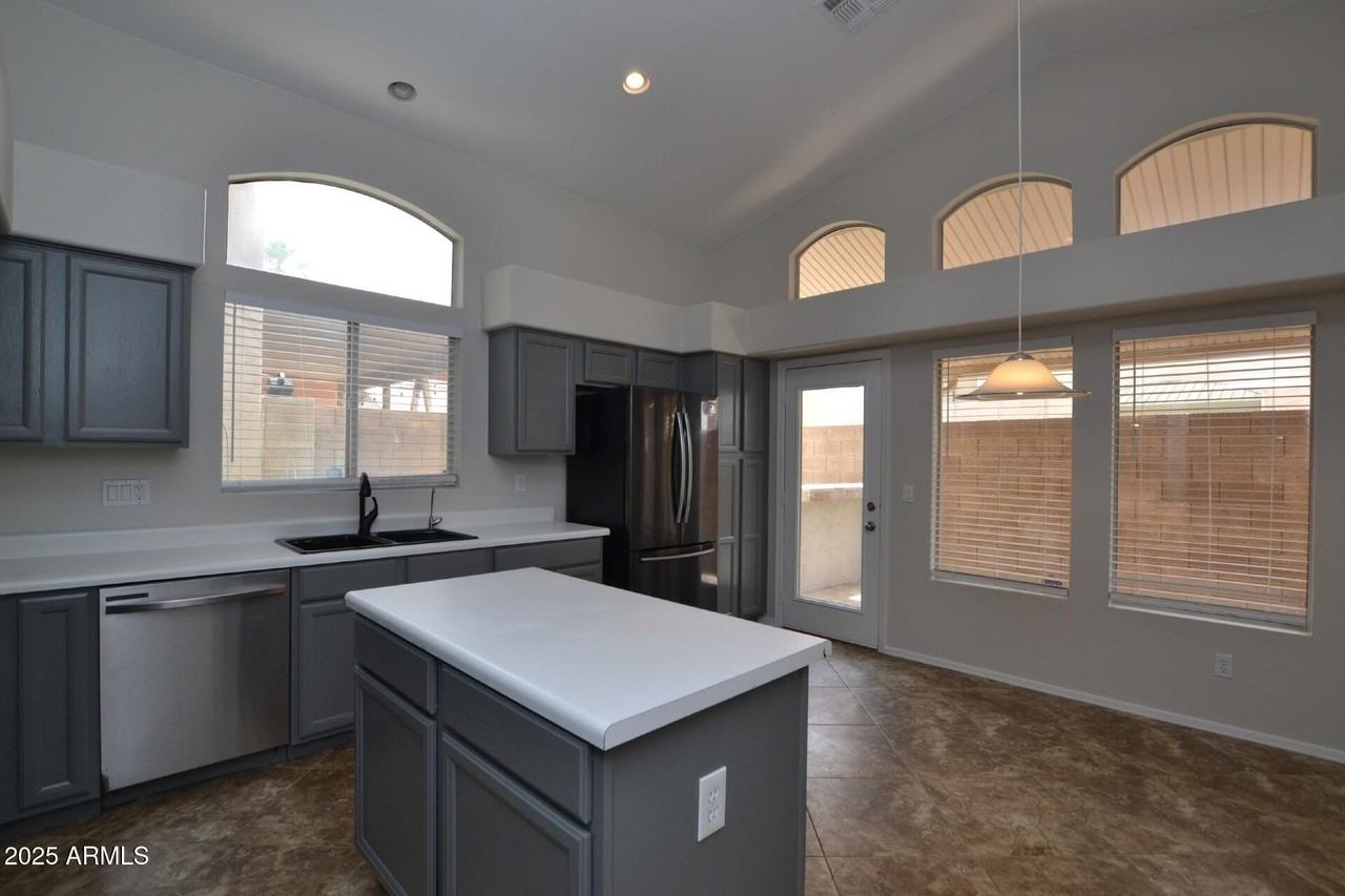 4927 W Wahalla Ln - Photo 5 of 21