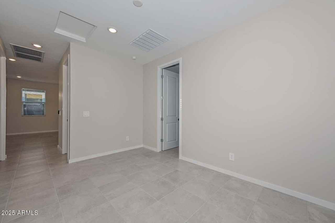 17619 West Monroe Street - Photo 3 of 32