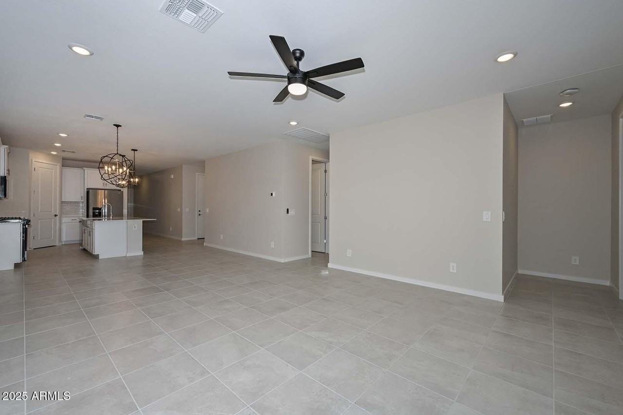 17619 West Monroe Street - Photo 4 of 32