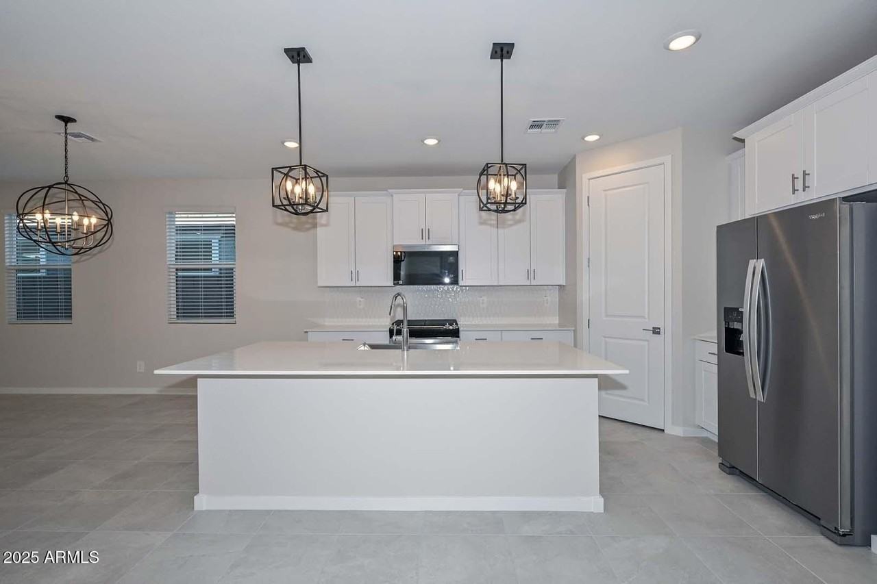 17619 West Monroe Street - Photo 5 of 32