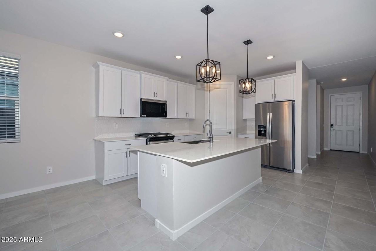 17619 West Monroe Street - Photo 6 of 32