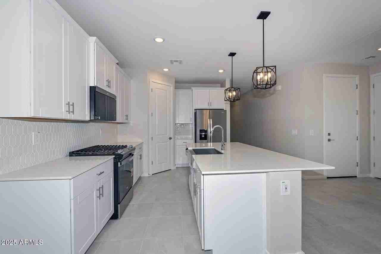 17619 West Monroe Street - Photo 7 of 32