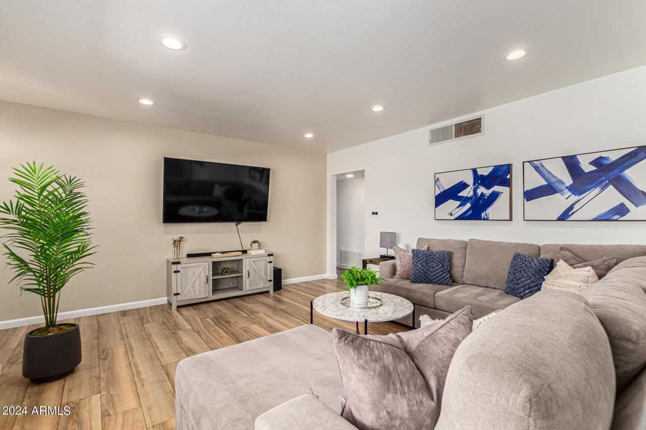 8302 E Windsor Ave - Photo 4 of 18