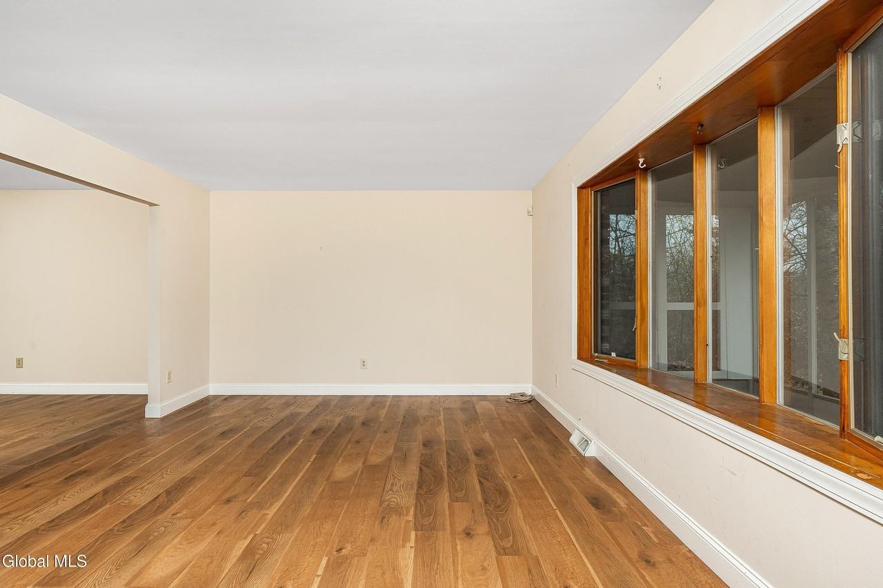 3 Springwood Manor Drive - Photo 7 of 37