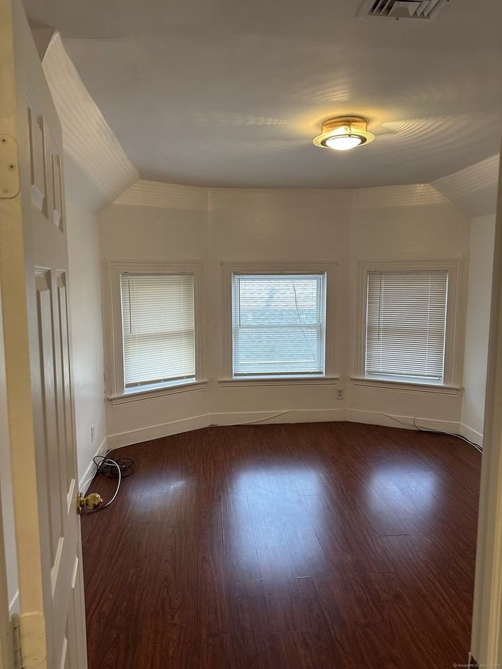 319 Maplewood Ave - Photo 5 of 8