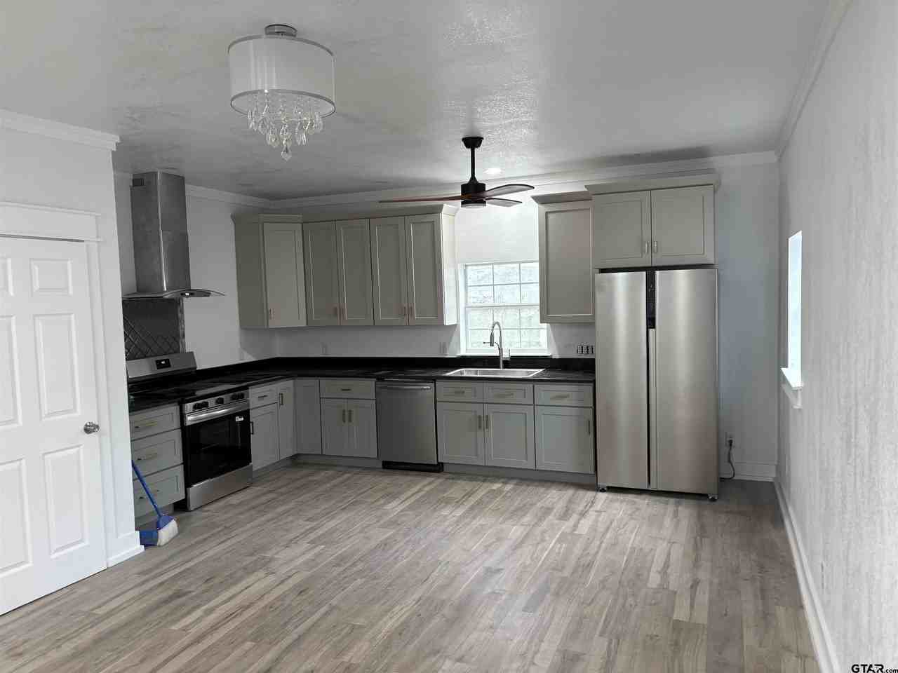 104 S Carolina St - Photo 3 of 22