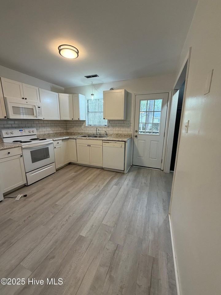 103 Easy St - Photo 7 of 14