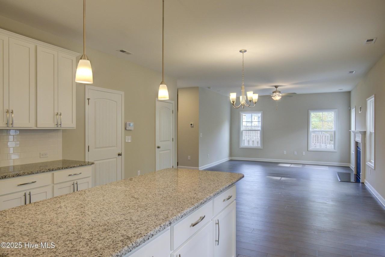 217 Admiral Ct - Photo 4 of 19