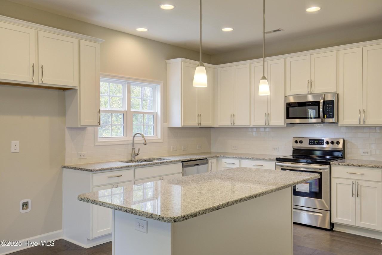 217 Admiral Ct - Photo 5 of 19