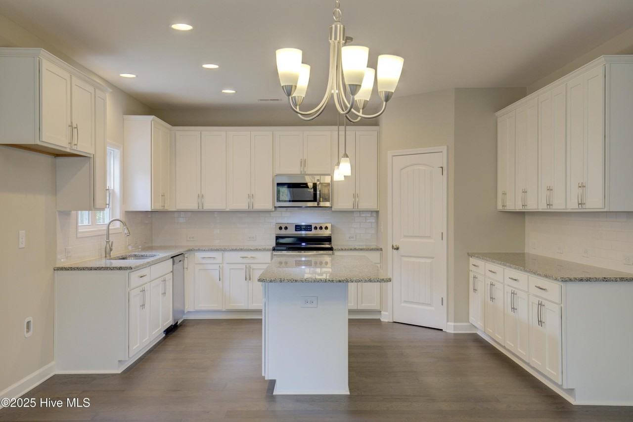 217 Admiral Ct - Photo 6 of 19