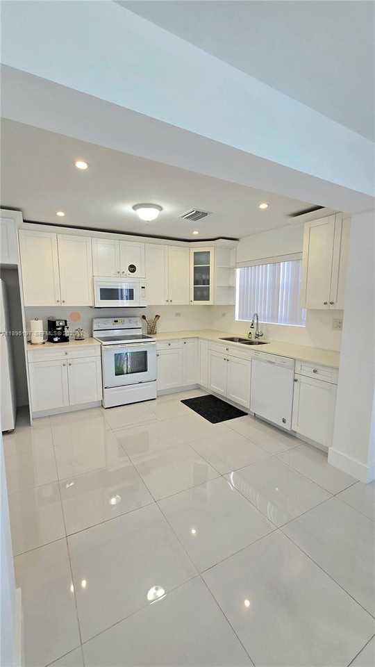 9332 Southwest 27th Street - Photo 4 of 8