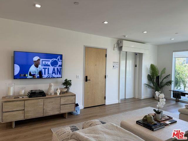 9842 Vidor Dr #402 - Photo 2 of 8