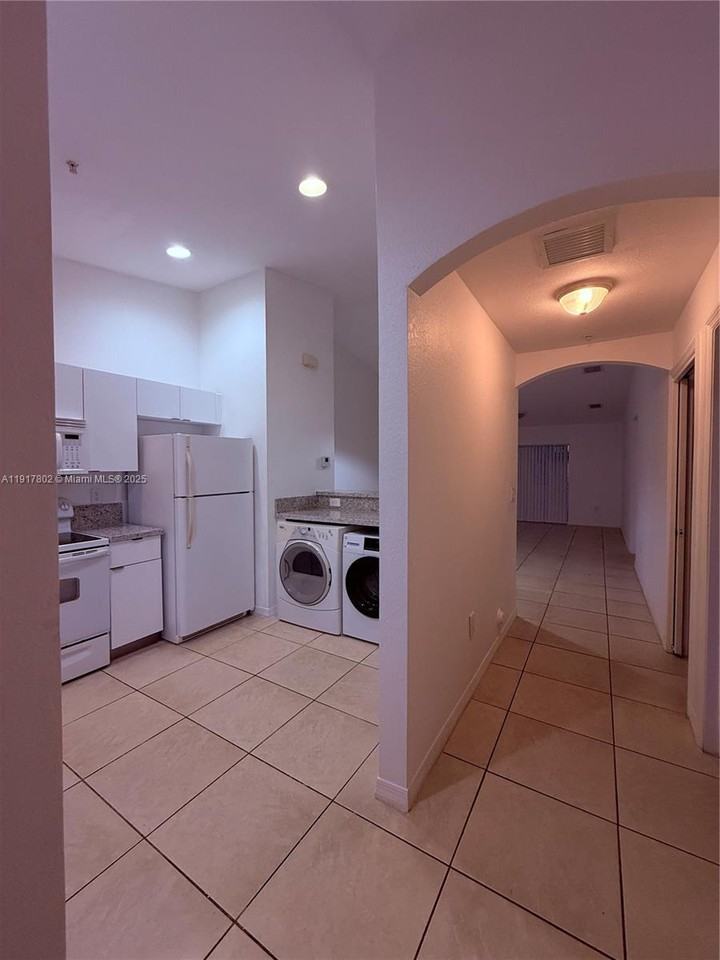 3820 Sw 48th Ave #E31 - Photo 2 of 8