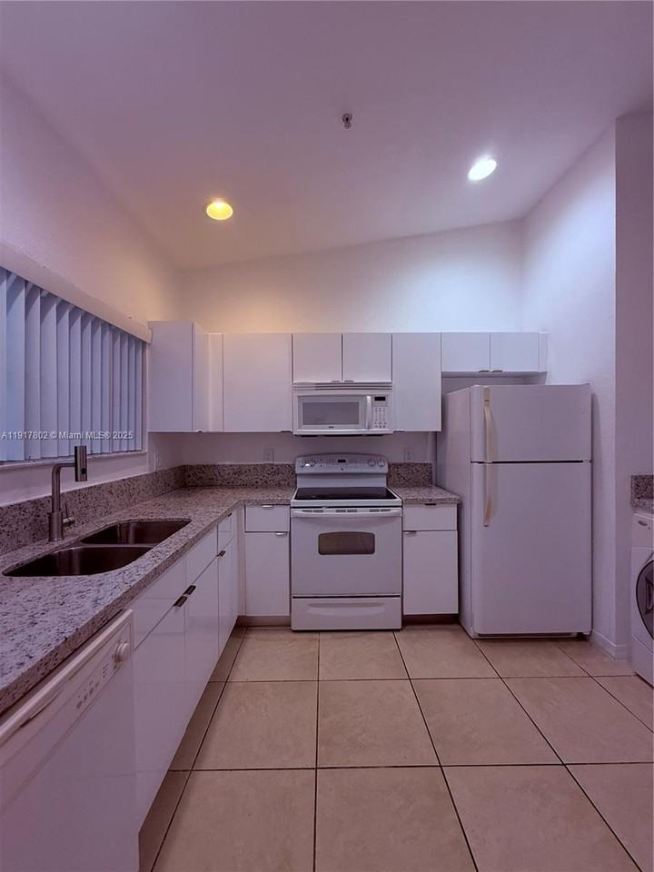 3820 Sw 48th Ave #E31 - Photo 3 of 8