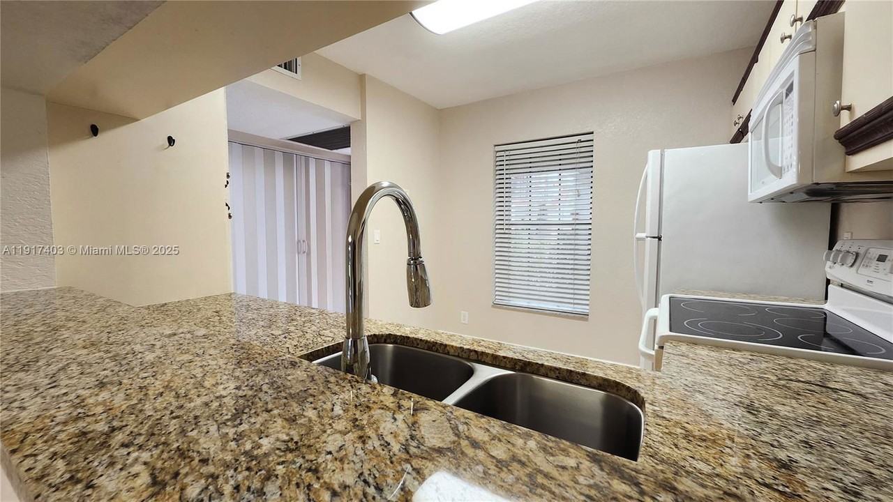 2562 Nw 89th Dr #2562 - Photo 4 of 8