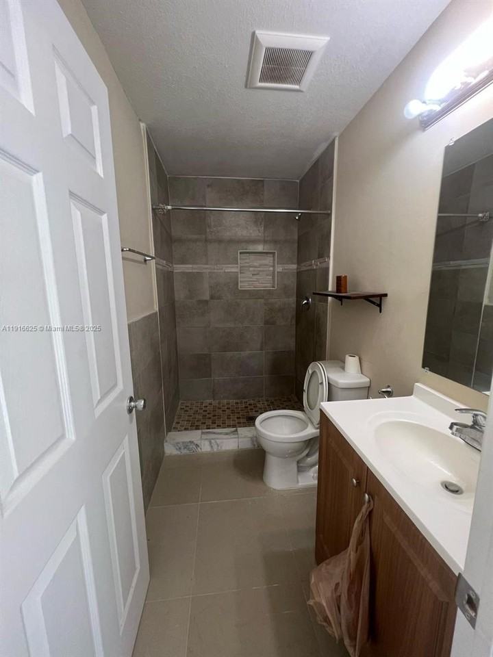 4121 Sw 20th St #1 - Photo 3 of 8