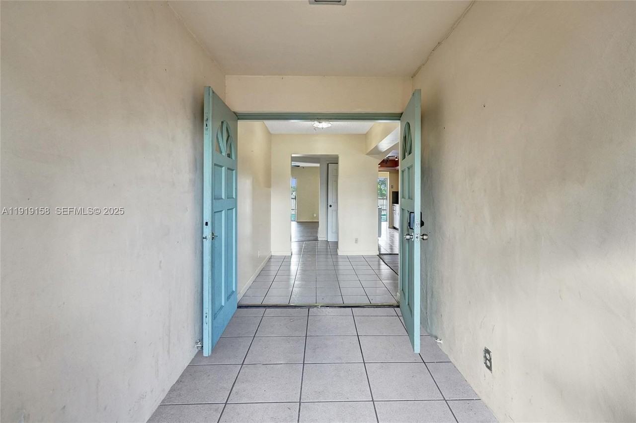 5551 Sw 57th St - Photo 5 of 34