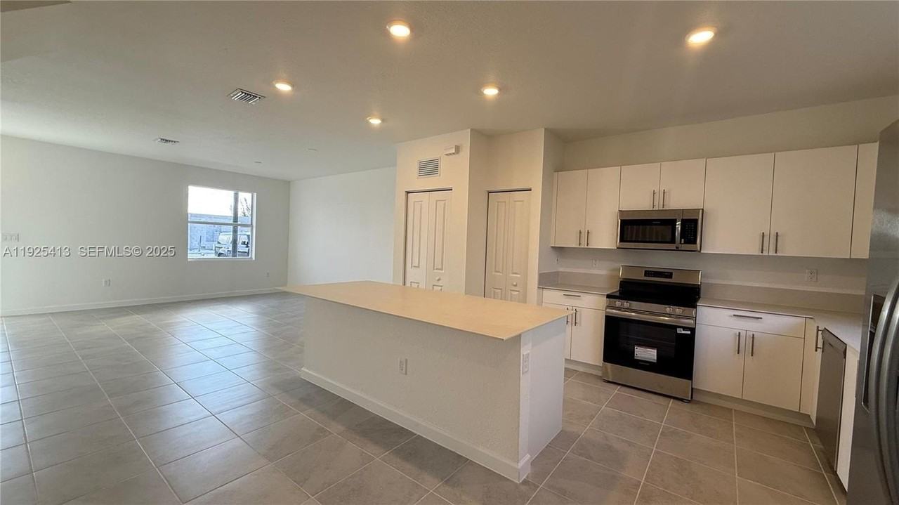 1096 Southwest 2nd Street #1096 - Photo 7 of 38