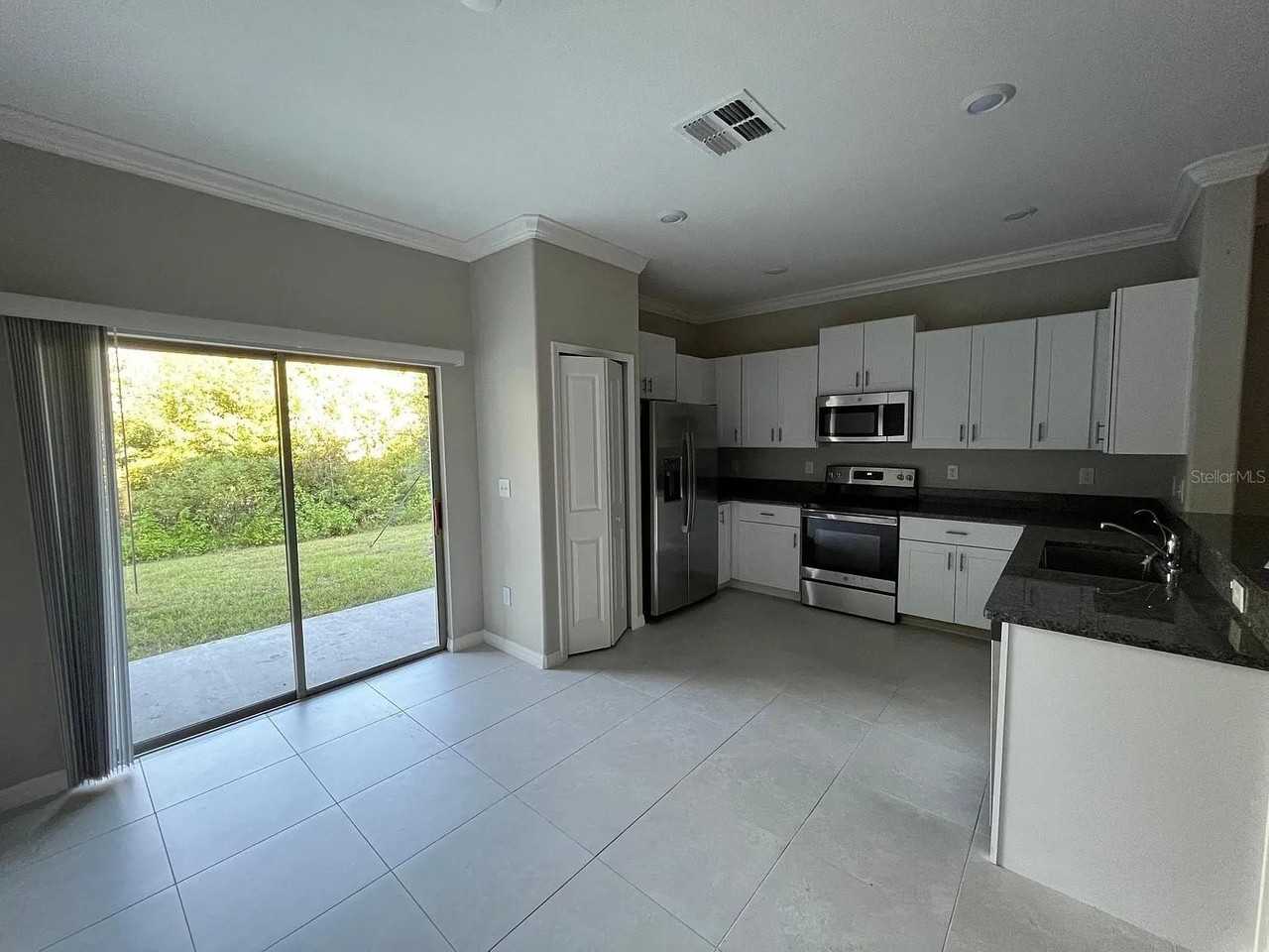 1498 Cassius St - Photo 4 of 19